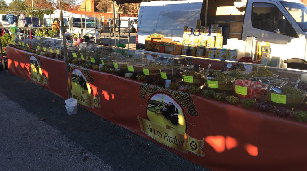 Nuestro puesto en el mercado: las aceitunas a granel, cada una con su cartel de precio